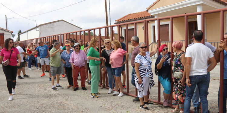 «Brandy», el primer Toro Virgen de la Encina, lleva la emoción a las calles de Macotera en un encierro con cientos de aficionados