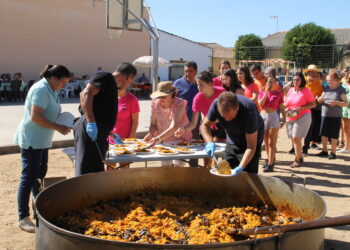 Tarazona de la Guareña reparte 650 raciones de paella en la comida popular de sus fiestas en honor de San Miguel Arcángel