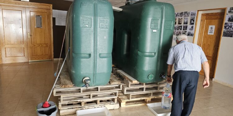 Villoria se abastece con depósitos a la espera de la nueva planta de ósmosis que garantizará la calidad del agua de consumo