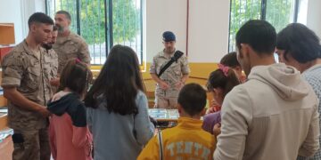 Los escolares de Alaraz aprenden cómo hacer los nudos marineros en un taller impartido por miembros de la Guardia Real