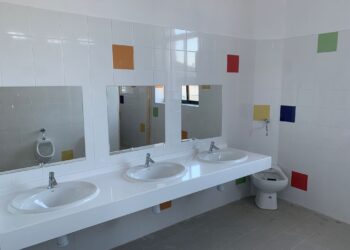 Vuelta al cole en Babilafuente con la renovación de los baños en el colegio Filiberto Villalobos tras una inversión de 13.000 euros