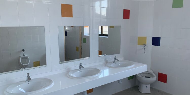 Vuelta al cole en Babilafuente con la renovación de los baños en el colegio Filiberto Villalobos tras una inversión de 13.000 euros