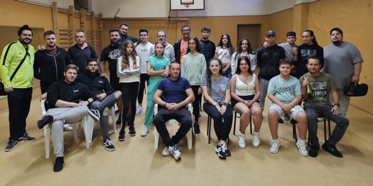 La banda de cornetas y tambores de la Hermandad de Cofradías de Peñaranda retoma sus ensayos en el antiguo colegio comarcal