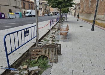 El Ayuntamiento de Peñaranda repara el adoquinado de la calle Nuestra Señora e instala riego automático junto a las Carmelitas