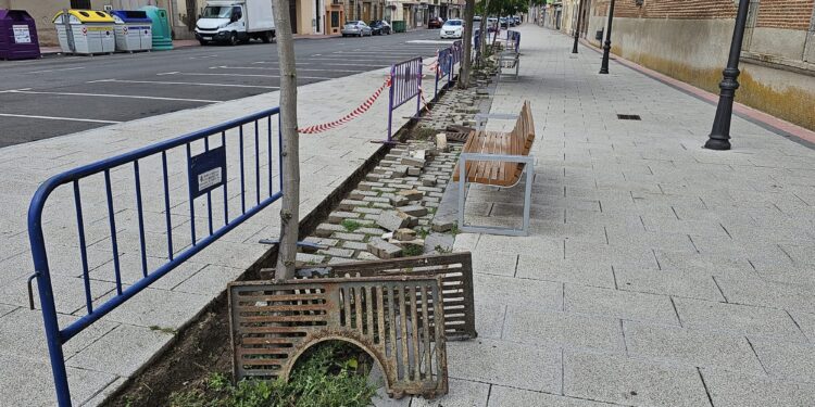 El Ayuntamiento de Peñaranda repara el adoquinado de la calle Nuestra Señora e instala riego automático junto a las Carmelitas