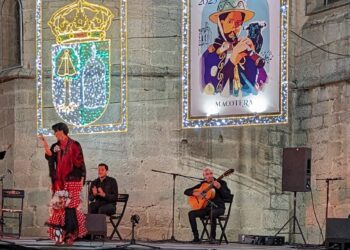 Macotera disfruta de la noche en la plaza Mayor con «¡Atento…flamenco!» a cargo de la compañía Rita Clara