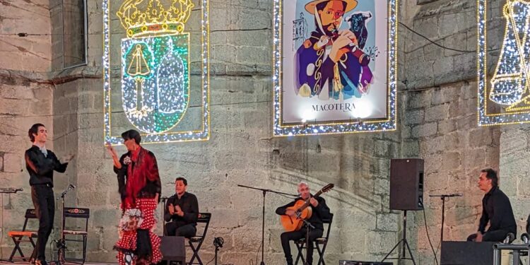 Macotera disfruta de la noche en la plaza Mayor con «¡Atento…flamenco!» a cargo de la compañía Rita Clara