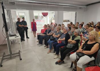 Peñaranda acoge una charla sobre prevención de robos y timos organizada por Cruz Roja e impartida por la Guardia Civil