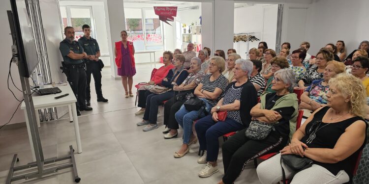 Peñaranda acoge una charla sobre prevención de robos y timos organizada por Cruz Roja e impartida por la Guardia Civil
