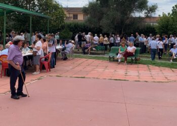 A la rica paella en las fiestas de Macotera: los vecinos disfrutan de la comida popular al aire libre en el parque municipal