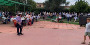 A la rica paella en las fiestas de Macotera: los vecinos disfrutan de la comida popular al aire libre en el parque municipal