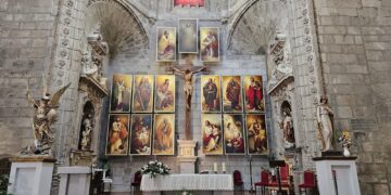 San Miguel y Santa María Reina flanquean ya el presbiterio de la parroquia de Peñaranda como los dos patronos de la localidad