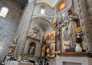 San Miguel y Santa María Reina flanquean ya el presbiterio de la parroquia de Peñaranda como los dos patronos de la localidad