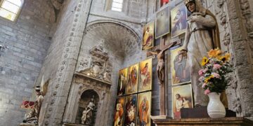 San Miguel y Santa María Reina flanquean ya el presbiterio de la parroquia de Peñaranda como los dos patronos de la localidad