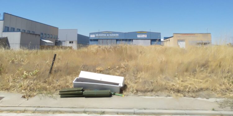 Peñaranda en Común reclama la modificación de la ordenanza municipal que regula la limpieza y el vallado de solares