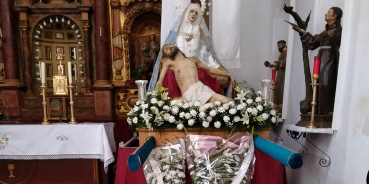 Peñaranda con la vista puesta en el cielo para la fiesta anual de la Virgen de la Piedad tras una bonita ofrenda de flores blancas