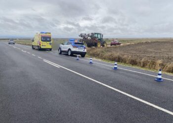 La Guardia Civil investiga ya las causas del accidente entre un tractor y un turismo en la carretera de Macotera SA-105