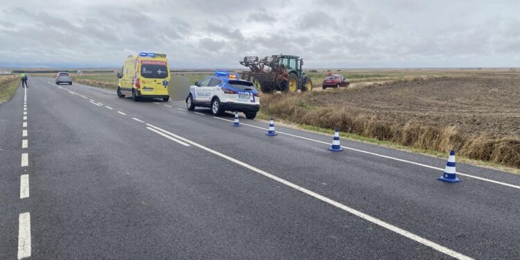 La Guardia Civil investiga ya las causas del accidente entre un tractor y un turismo en la carretera de Macotera SA-105
