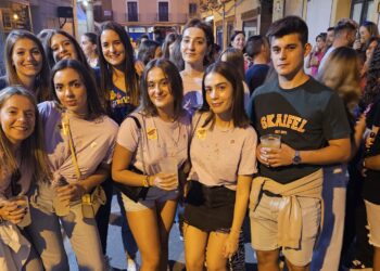 Intensa tarde festiva en Peñaranda con las peñas como grandes protagonistas de una ruta de bares amenizada por La Clave