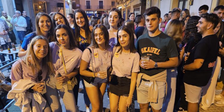Intensa tarde festiva en Peñaranda con las peñas como grandes protagonistas de una ruta de bares amenizada por La Clave