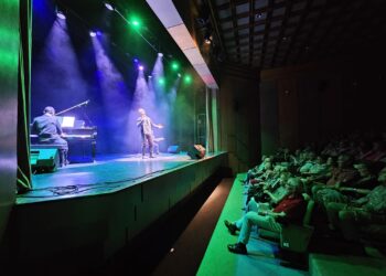 Peñaranda disfruta en el teatro del CDS con el tributo a las coplas y fados de Carlos Cano protagonizado por Juan Santamaría