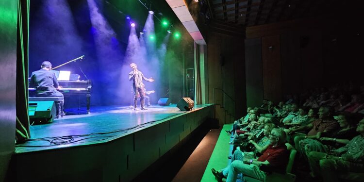 Peñaranda disfruta en el teatro del CDS con el tributo a las coplas y fados de Carlos Cano protagonizado por Juan Santamaría