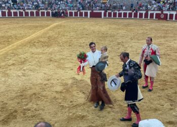 Puerta grande para el rejoneador peñarandino Sergio Pérez de Gregorio en el festejo de su alternativa en la plaza de Valladolid