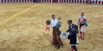 Puerta grande para el rejoneador peñarandino Sergio Pérez de Gregorio en el festejo de su alternativa en la plaza de Valladolid