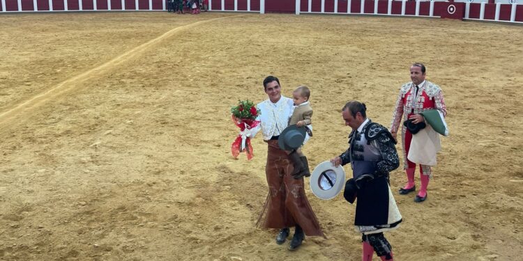 Puerta grande para el rejoneador peñarandino Sergio Pérez de Gregorio en el festejo de su alternativa en la plaza de Valladolid