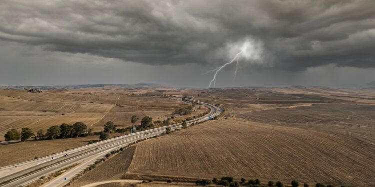 Protección Civil y Emergencias alertan por lluvias intensas y tormentas en amplias zonas de la Península y en Baleares