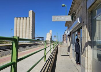 Peñaranda estrena un nuevo servicio de atención personalizada en la estación de tren a través de videollamada con un operador