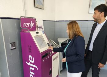 Peñaranda estrena un nuevo servicio de atención personalizada en la estación de tren a través de videollamada con un operador