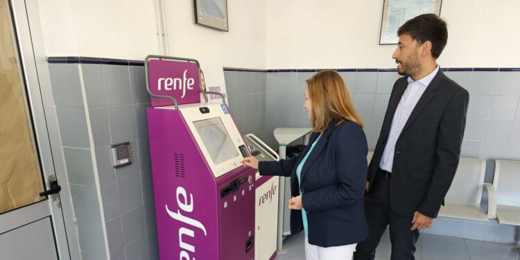 Peñaranda estrena un nuevo servicio de atención personalizada en la estación de tren a través de videollamada con un operador