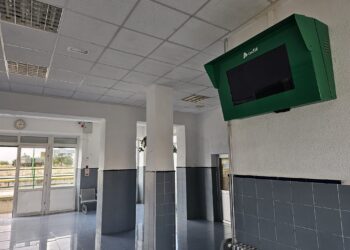 Dejadez en la estación de tren de Peñaranda: la máquina de billetes fuera de servicio y la pantalla informativa apagada