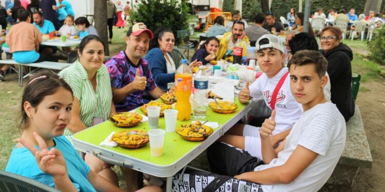 Ventosa del Río Almar no renuncia a disfrutar de la paella popular al aire libre a pesar de la amenaza de tormenta