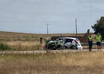 Aparatosa colisión de dos turismos en la carretera SA-810 a su paso por la localidad de Villaflores