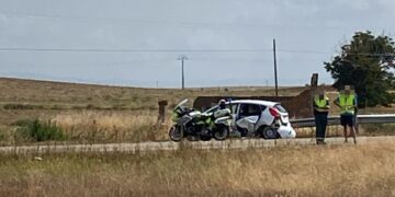 Aparatosa colisión de dos turismos en la carretera SA-810 a su paso por la localidad de Villaflores