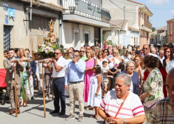 Villoria rinde honores a la Virgen de la Vega con la misa solemne y la procesión que ha recorrido la localidad entre bailes típicos
