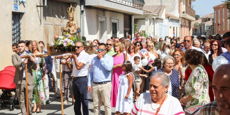 Villoria rinde honores a la Virgen de la Vega con la misa solemne y la procesión que ha recorrido la localidad entre bailes típicos