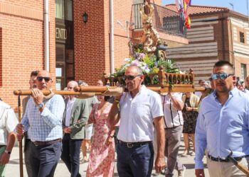 Villoria rinde honores a la Virgen de la Vega con la misa solemne y la procesión que ha recorrido la localidad entre bailes típicos