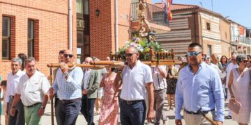 Villoria rinde honores a la Virgen de la Vega con la misa solemne y la procesión que ha recorrido la localidad entre bailes típicos