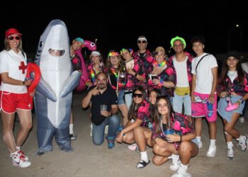 Villoria da la bienvenida a sus fiestas de la Vega con un colorido y multitudinario recorrido de peñas al ritmo de la charanga