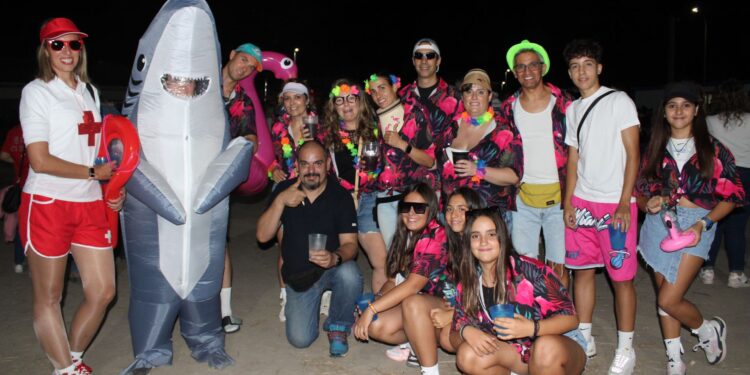 Villoria da la bienvenida a sus fiestas de la Vega con un colorido y multitudinario recorrido de peñas al ritmo de la charanga