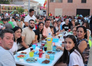 Villoria disfruta de su despedida festiva con la multitudinaria merienda en la plaza que reúne a más de 1.300 comensales