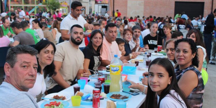 Villoria disfruta de su despedida festiva con la multitudinaria merienda en la plaza que reúne a más de 1.300 comensales