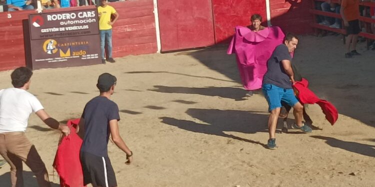 Tarde de emoción y revolcones en Zorita de la Frontera con la capea popular en la penúltima jornada de las fiestas de San Miguel
