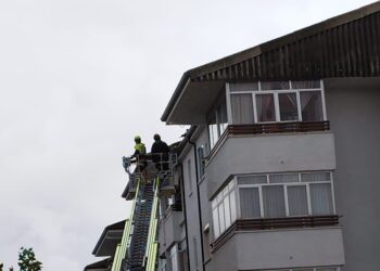Bomberos de Peñaranda y Villares intervienen en el barrio de San Lázaro por un desprendimiento en la cubierta de un bloque