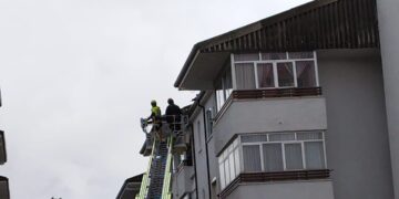 Bomberos de Peñaranda y Villares intervienen en el barrio de San Lázaro por un desprendimiento en la cubierta de un bloque