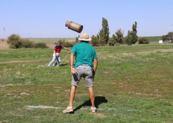 Intensa mañana en Poveda de las Cintas con niños y adultos disfrutando del paintball, del brutathlon y de la macarronada