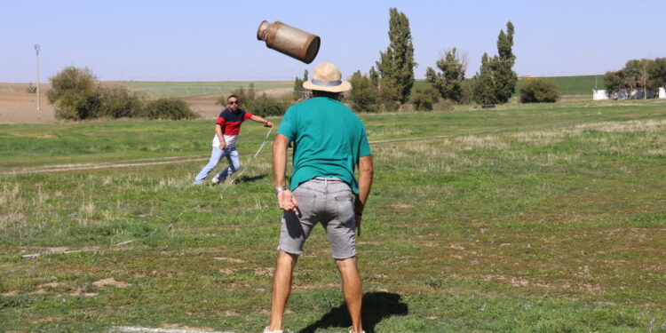 Intensa mañana en Poveda de las Cintas con niños y adultos disfrutando del paintball, del brutathlon y de la macarronada